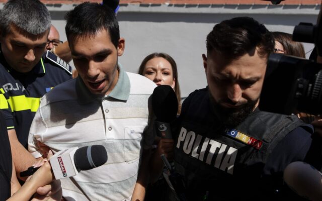Bărbat escortat de polițiști