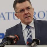 Analist politic vorbind la microfoane
