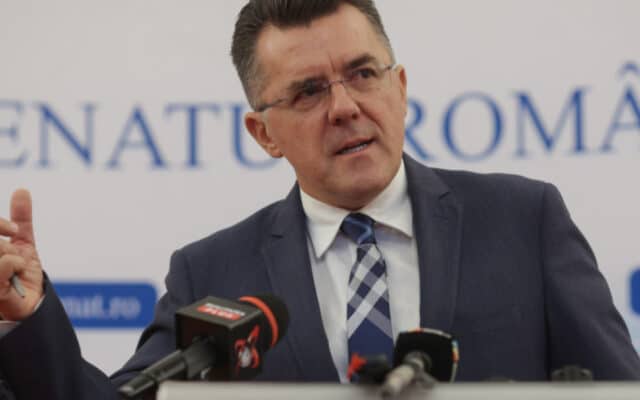 Analist politic vorbind la microfoane