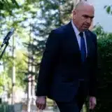 Premierul interimar se îndreaptă spre microfon pentru declarații de presă