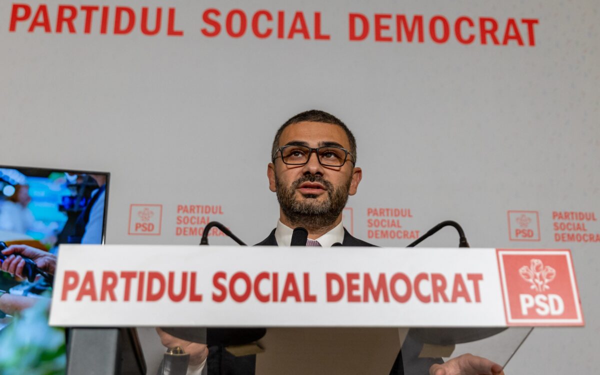 Bărbat vorbind despre indexarea pensiilor