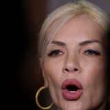 Laura Vicol cu gura deschisa in prim-plan