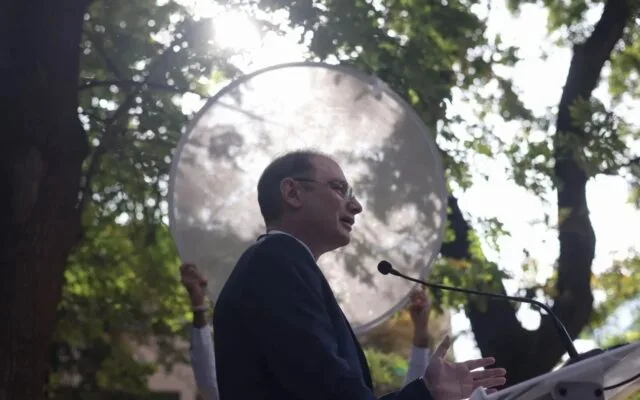 Diplomat român susținând un discurs
