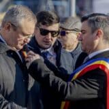 Primar purtând eșarfă tricoloră