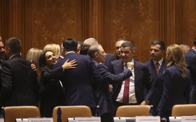 Politicieni discutând reforma administrației