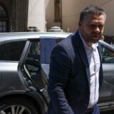 Bărbat lângă mașină în oraș