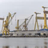 Utilaje și macarale de mari dimensiuni la un șantier naval