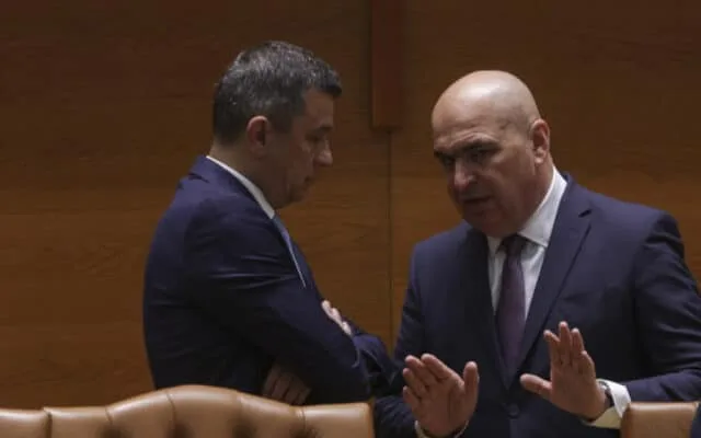Bărbați în costume discutând