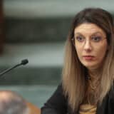 Femeie sesizând participarea la vânători