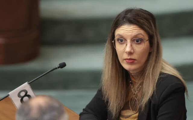 Femeie sesizând participarea la vânători