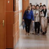 Elevi pe holul unei școli