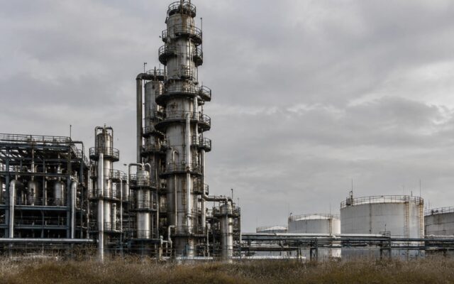 Instalații industriale de rafinare a petrolului
