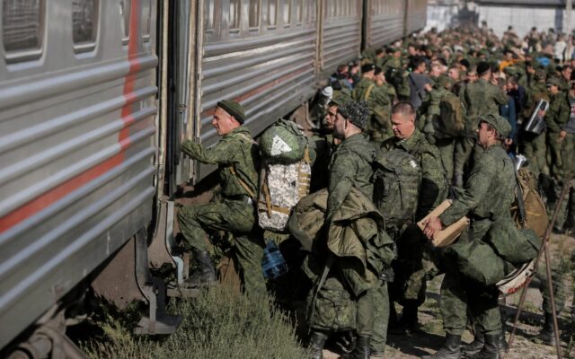 Bărbați la recrutare în Rusia