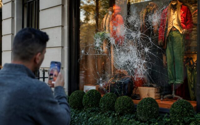 Vitrine sparte în timpul revoltelor