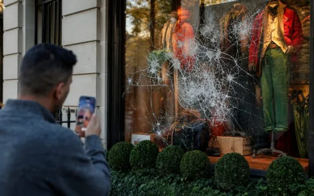 Vitrine sparte în timpul revoltelor