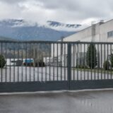 Poartă metalică și munții Brașov