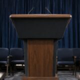 Podium în sala de presă