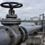 Conductă industrială pentru transportul resurselor energetice în apropierea unui terminal maritim