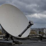 Antenă de comunicații pe un bloc din apropierea unei zone rezidențiale