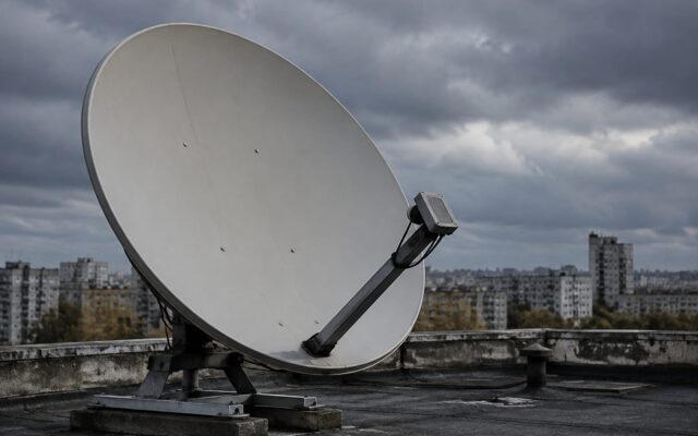 Antenă de comunicații pe un bloc din apropierea unei zone rezidențiale