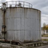 Rezervor industrial pentru depozitarea combustibilului situat într-o incintă tehnică