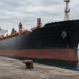 O navă comercială ancorată într-un port pentru operațiuni de transport