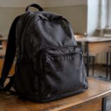 Rucsac școlar pe o bancă veche