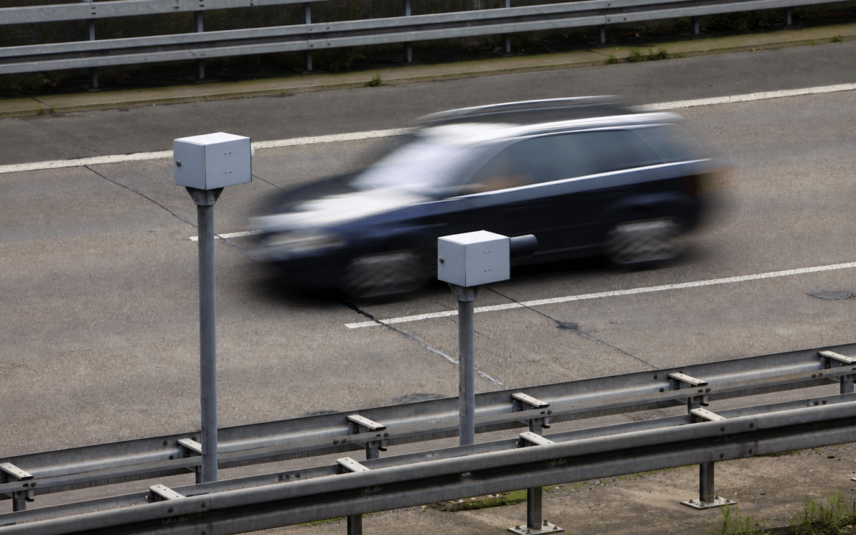 Șoferii riscă amendă de la 10 km/h peste limita de viteză. Marja radarului nu se scade automat