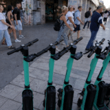 Trotinete electrice de închiriat parcate pe un trotuar din București