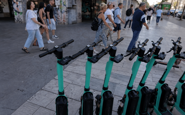 Trotinete electrice de închiriat parcate pe un trotuar din București