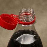 Sticlele de băuturi din plastic de unică folosință vor conține minimum 30% plastic reciclat din 2030