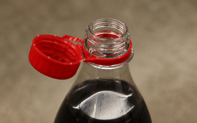 Sticlele de băuturi din plastic de unică folosință vor conține minimum 30% plastic reciclat din 2030