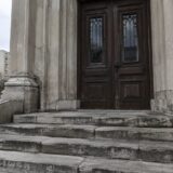 Treptele și intrarea unei clădiri