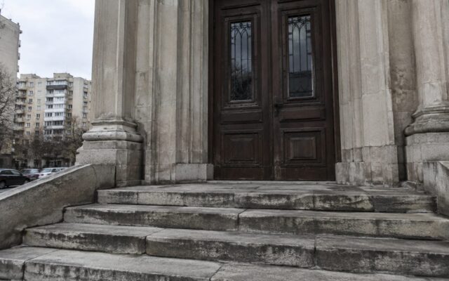 Treptele și intrarea unei clădiri