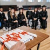 Absolvenți cu studii superioare și diplome