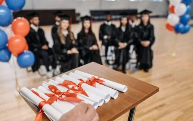 Absolvenți cu studii superioare și diplome
