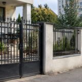 Poarta casei suspectului de furt