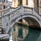 Pod istoric peste un canal din Veneția în zona supusă taxării