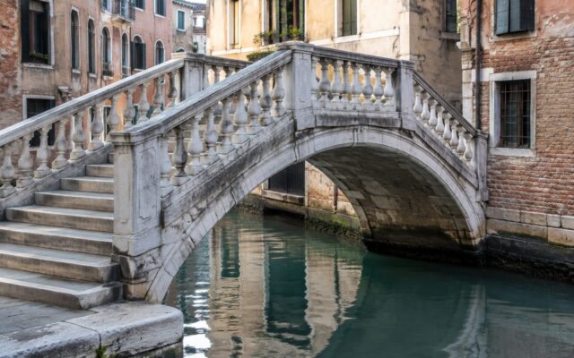 Pod istoric peste un canal din Veneția în zona supusă taxării