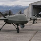 Drone militare pe o pistă