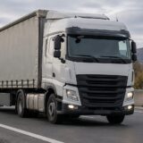 Camion pe autostradă pentru