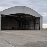 Hangar militar gol pregătit pentru staționarea tehnicii de luptă pe aerodrom