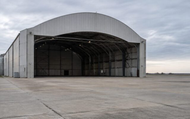 Hangar militar gol pregătit pentru staționarea tehnicii de luptă pe aerodrom