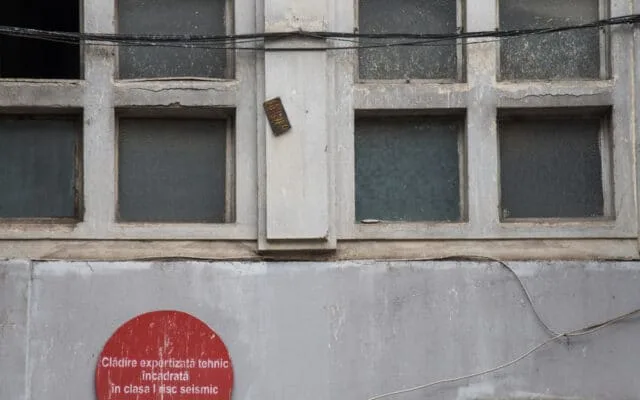 Clădire marcată cu bulină roșie de risc seismic