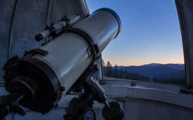 Telescop astronomic în munții Carpathians