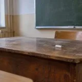 Catedră veche într-o clasă goală