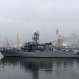 Nava militară în port