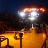 Puntea unei nave iluminate pe timp de noapte după un incident