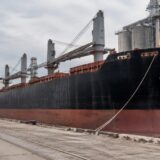 Navă de transport în port