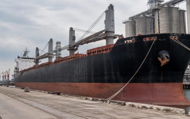Navă de transport în port